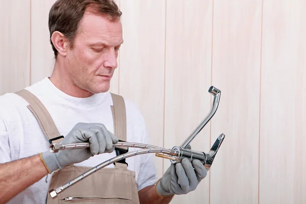 Man repairing a faucet — Stockfoto
