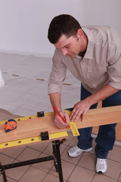 Carpinteiro fazendo medições — Fotografia de Stock