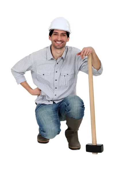 Un ouvrier de la construction avec un marteau . — Photo