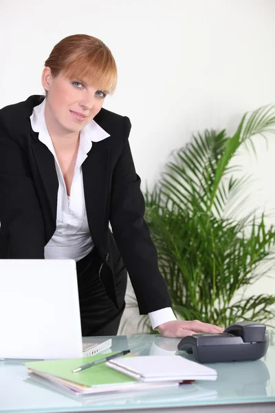 Donna d'affari in piedi alla sua scrivania — Foto Stock