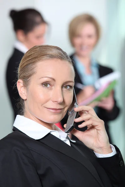 Geschäftsfrau am Telefon glücklich. — Stockfoto