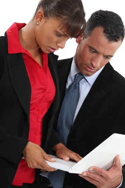 Homme d'affaires et femme d'affaires utilisant un ordinateur portable — Photo