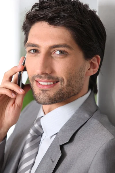 Επιχειρηματίας που πραγματοποιείτε κλήση χρησιμοποιώντας το κινητό τηλέφωνο — Φωτογραφία Αρχείου