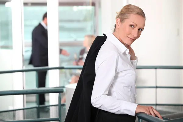 Portrait of a businesswoman in a hall — Stockfoto