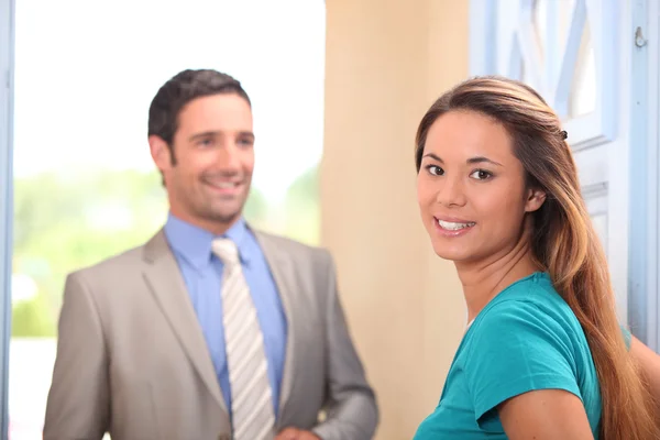 Young woman and real estate promoter — Stockfoto