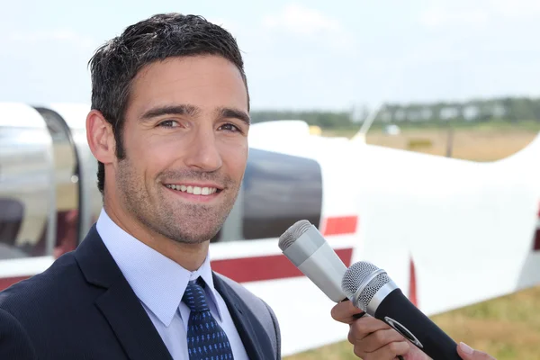 Journalist neben Flugzeug — Stockfoto