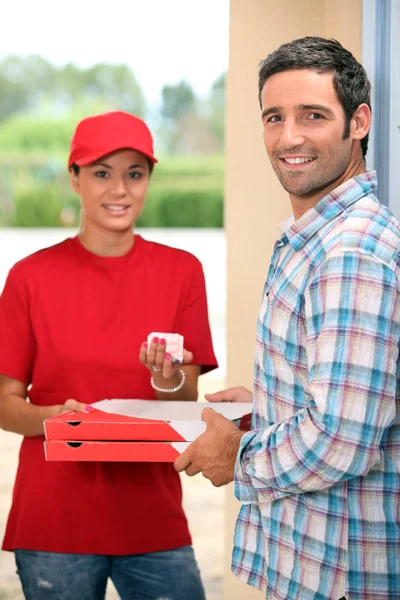 Pizza delivery receiving payment — Stockfoto