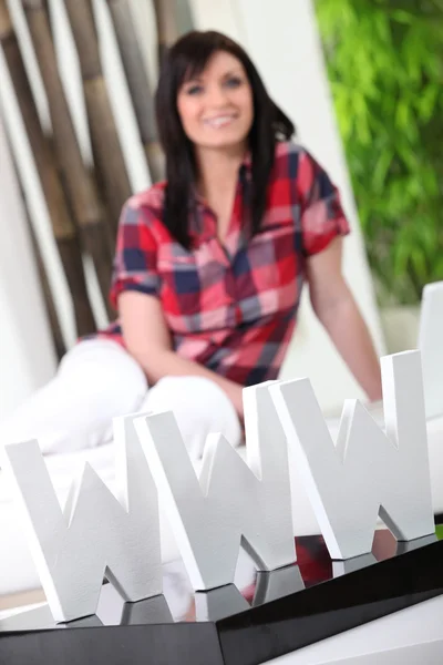 Женщина стояла за буквами WWW — стоковое фото