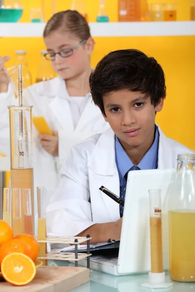 Mały chłopiec w klasie chemii — Zdjęcie stockowe