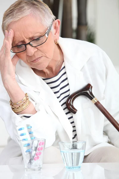Starsza kobieta z bólem głowy — Zdjęcie stockowe