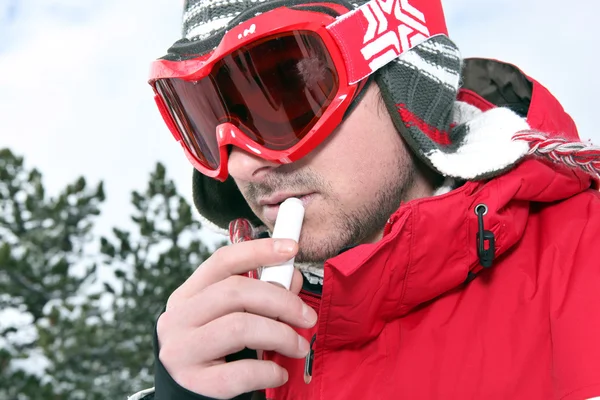 Skier applying lip balm — Stock Photo, Image
