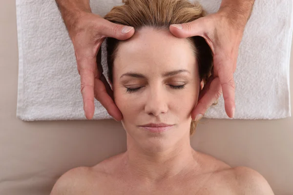 Mulher fazendo uma massagem na cabeça — Fotografia de Stock