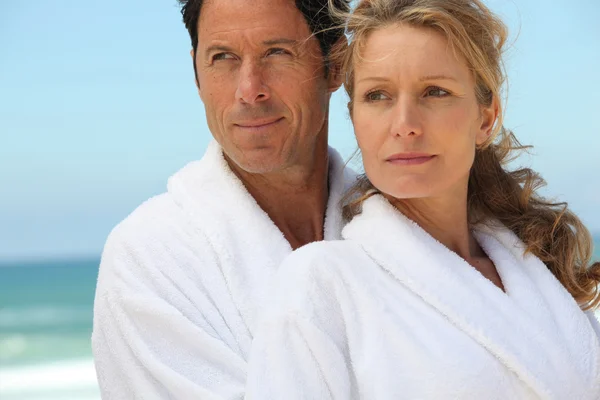 Paar genießt erholsamen Urlaub am Meer — Stockfoto
