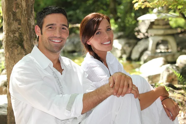 Casal em branco em um jardim de pedra oriental — Fotografia de Stock