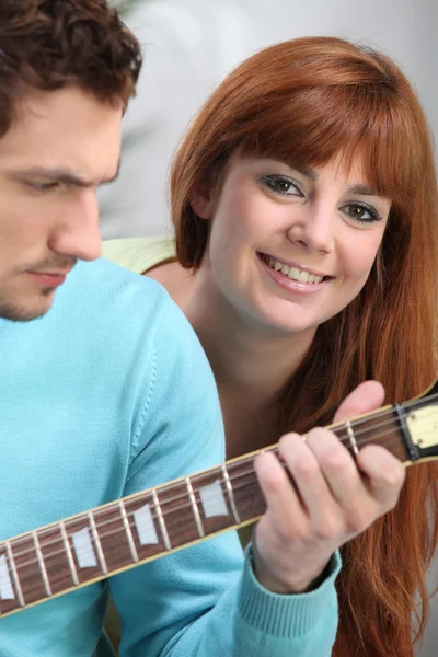 Youngster playing the guitar — Stockfoto