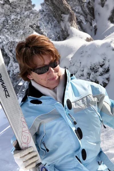 Middle-aged woman skiing — Stockfoto
