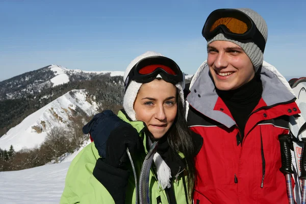 Couple going skiing — Stockfoto