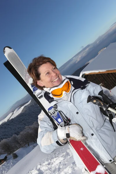 Peppy Frau beim Skifahren — Stockfoto
