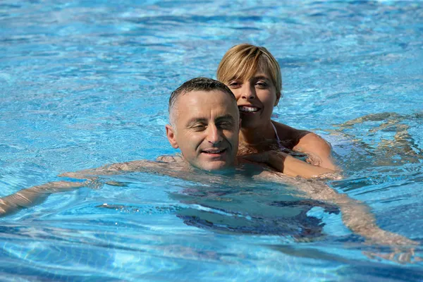 Casal de natação na piscina do hotel — Fotografia de Stock