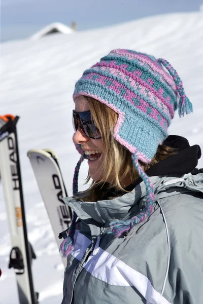 Mulher esquiando sozinha — Fotografia de Stock