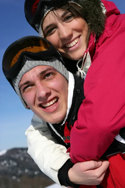 Teenageři na lyžařské dovolené — Stock fotografie