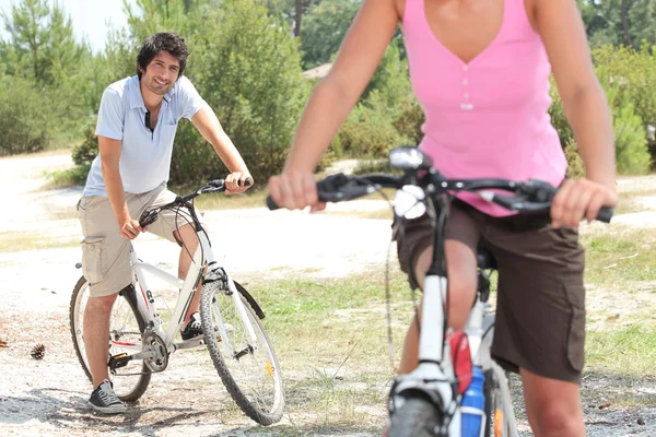 Para na rowerach w okolicach — Zdjęcie stockowe