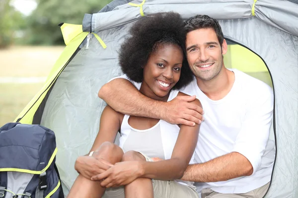 Casal em uma tenda — Fotografia de Stock