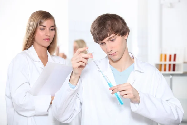 Two science students working in laboratory — Stok fotoğraf