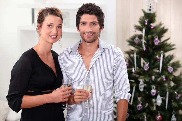 クリスマスを祝っているカップル — ストック写真