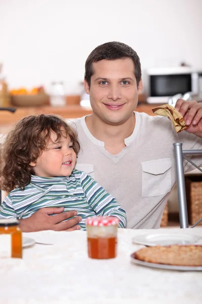 Apa és fia palacsintát evés — Stock Fotó