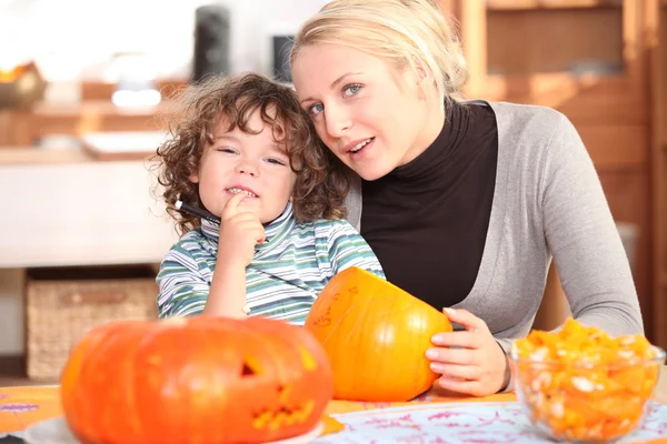 Mother and child carving pumpkins — Stok fotoğraf