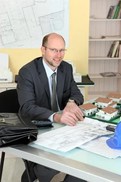 Porträt eines Architekten in seinem Büro — Stockfoto