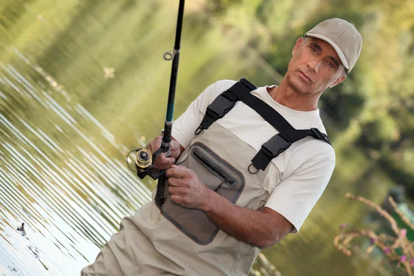 Muž rybaření v jezeře — Stock fotografie