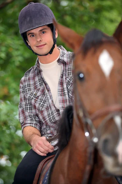 Νεαρός καβαλάει άλογο. — Φωτογραφία Αρχείου