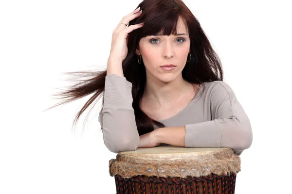 Hermosa mujer tocando en la batería tradicional — Foto de Stock