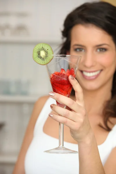 Woman with glass of strawberries — Stockfoto