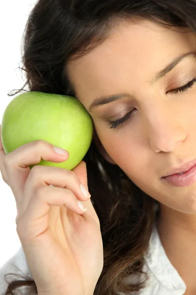 Vrouw met groene appel — Stockfoto