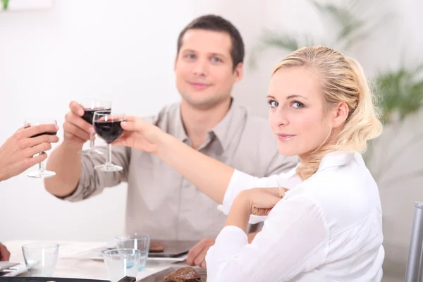 Friends making a toast at the dinner table — Stockfoto
