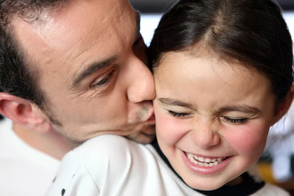 Vater küsst seine Tochter — Stockfoto