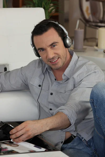 Smiling man listening to music — Stok fotoğraf