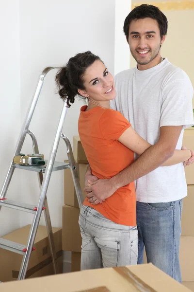 Couple hugging by ladder — Stock Photo, Image