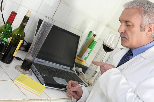 Oenologist analysing a wine — Stockfoto