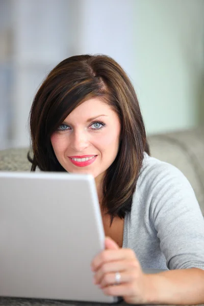 Wspaniała kobieta korzysta z laptopa w domu — Zdjęcie stockowe