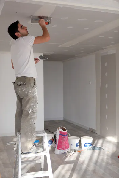 Artesano pintando el techo — Foto de Stock