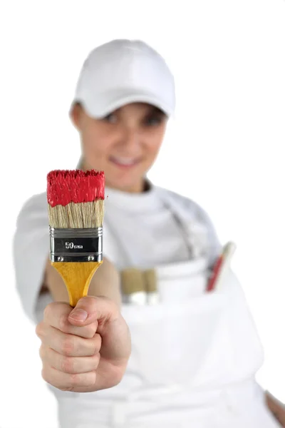 Mulher pintor mostrando escova — Fotografia de Stock