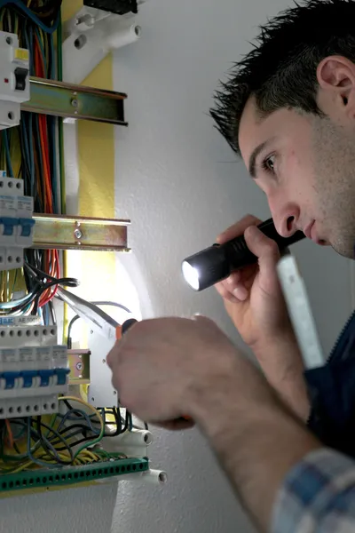 Man repairing electrical panel — Stockfoto