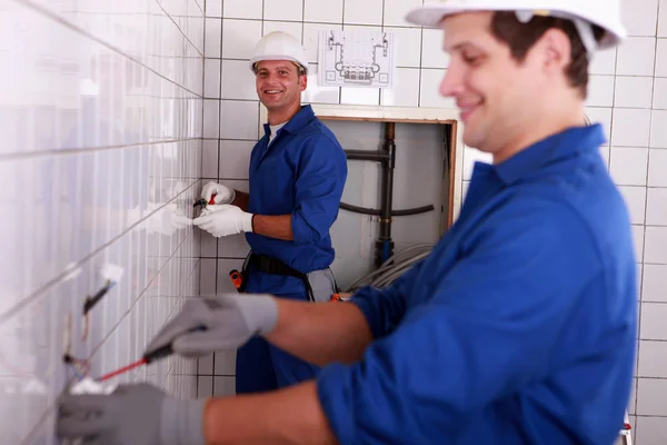 Two electricians screwing — Stockfoto