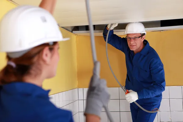 Tradespeople installing a heating system — Stock Photo, Image
