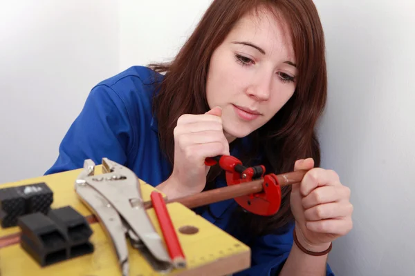 Rödhårig tjej som arbetar som rörmokare — Stockfoto