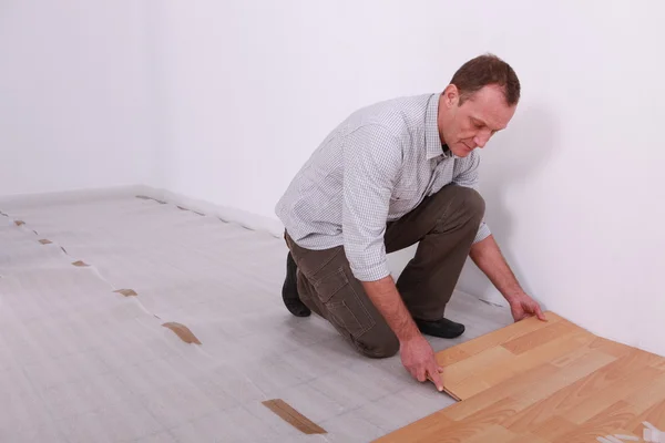 铺设实木复合地板一个男人的肖像 — 图库照片